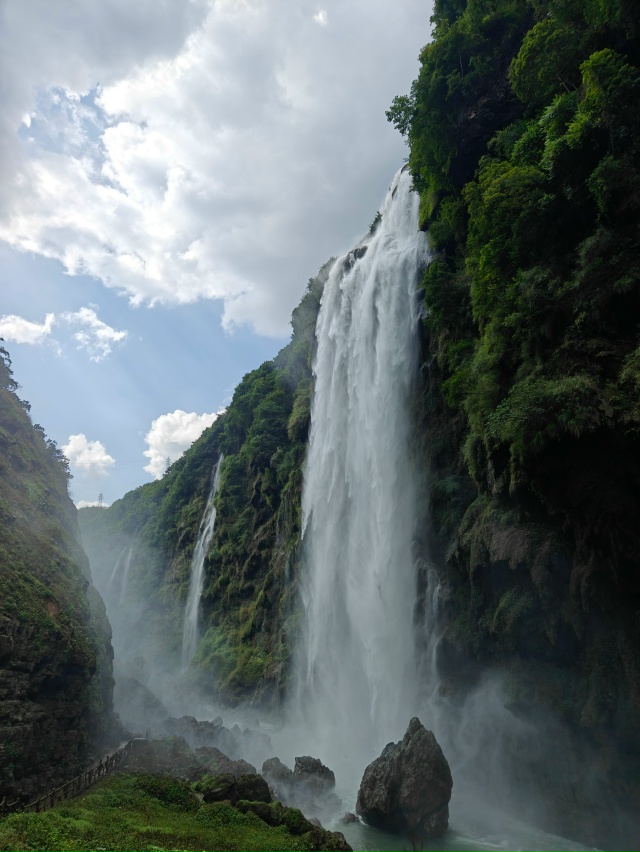 🌍 Улипо — водопад, который будто падает прямо из обла?...