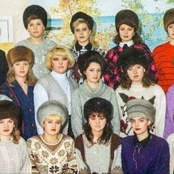 Шапки НАШИХ БАБУШЕК снова в моде! Россиянки массово ра?...