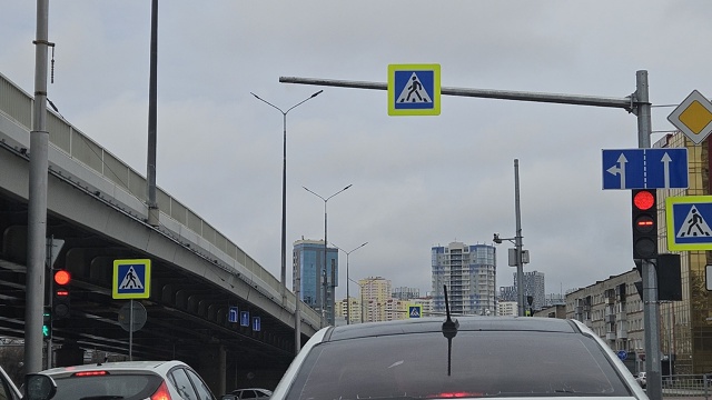 Шоссе космонавтов, перекрыт мост около карпинского. Вс...