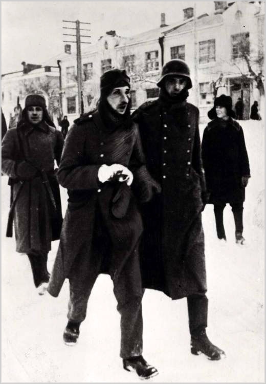 1) Расчет зенитного пулемета на защите г. Тулы.
2) Баррик...