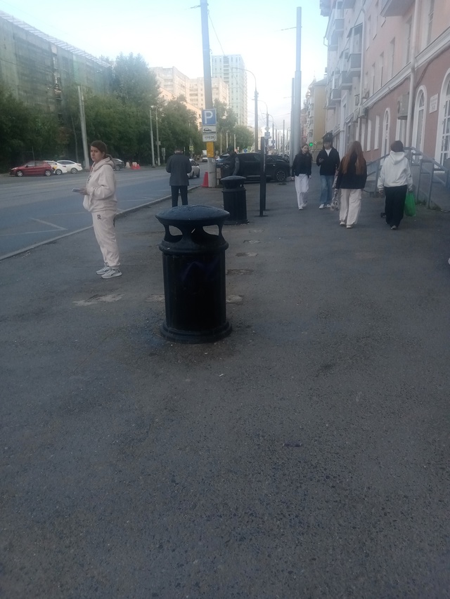 Остановка Ленина. Что происходит? Где остановка, лавки?...