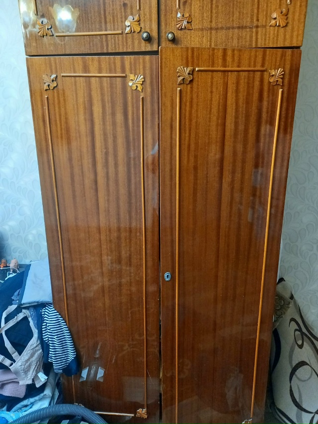 Отдам стенку и шкаф СССР. Бесплатно. Самовывоз.
Садова?...