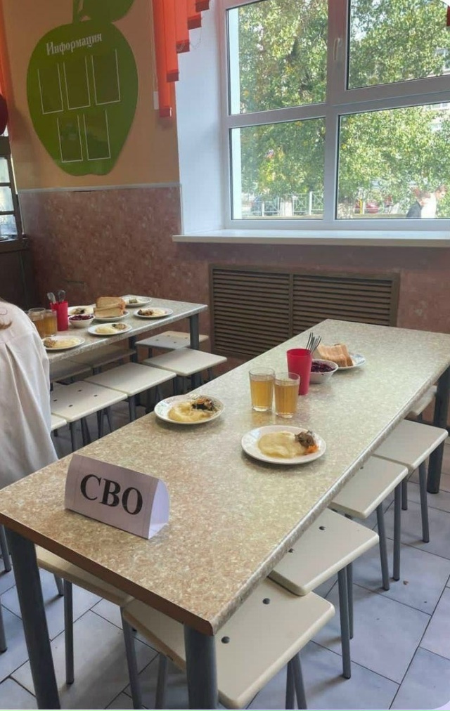 👉В российской школе учеников в столовой поделили на «...