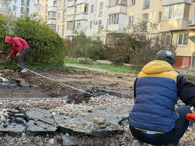 Продолжается благоустройство дворовой территории мно...