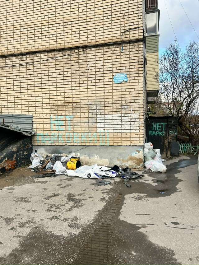 В доме по улице Кауля 13, корп.1 делали крышу около месяц?...