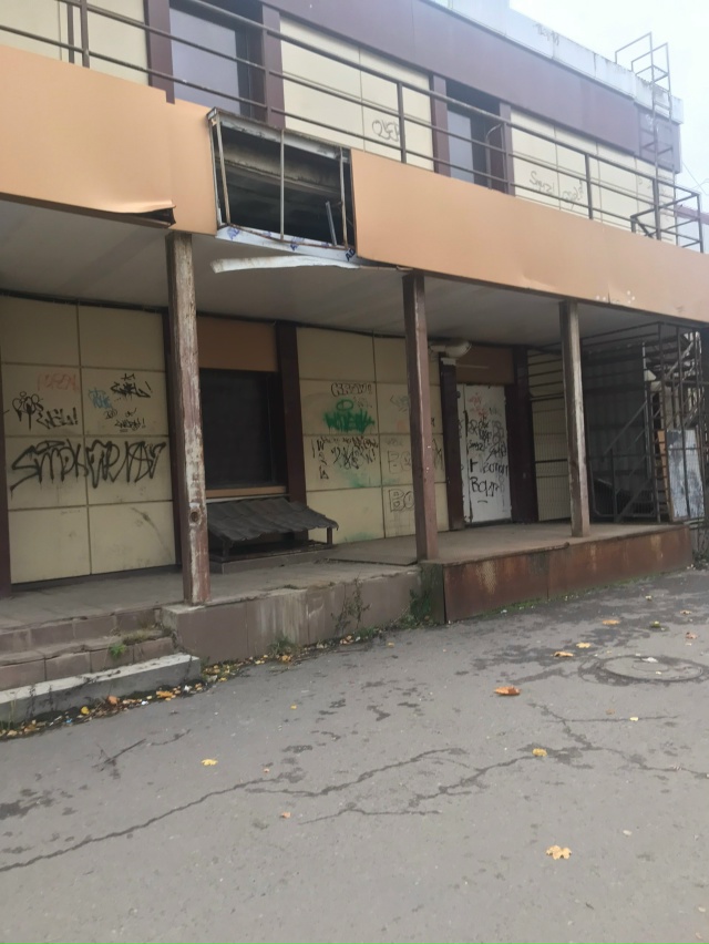 Волхов 2 , у центра- какое страшное здание.