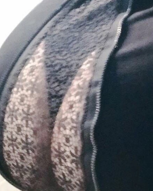 Совсем случайно разошлась юбчонка, но застёгивать её о...