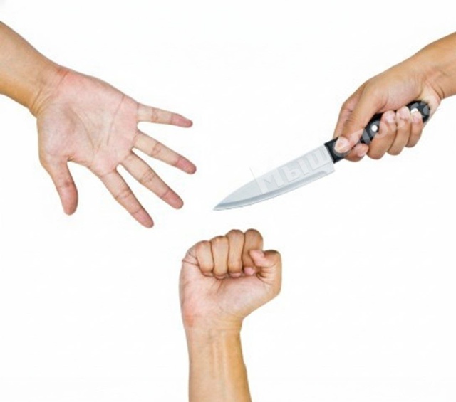 Уральцы сыграли в «Камень-ножницы-бумага» на жизнь — п...