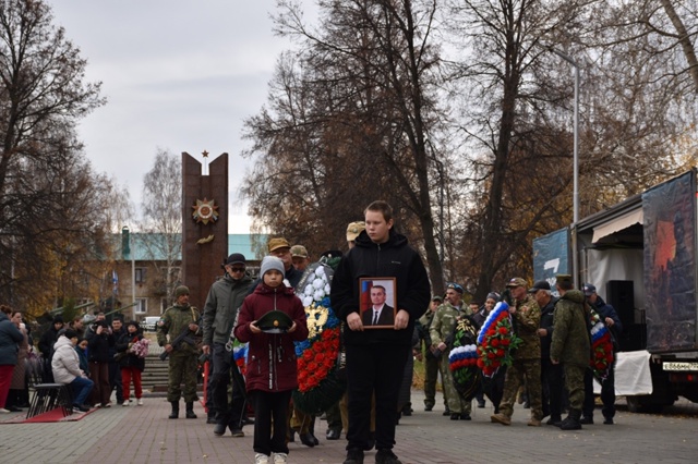 Дуванцы простились с погибшим земляком
Прощание с мес?...
