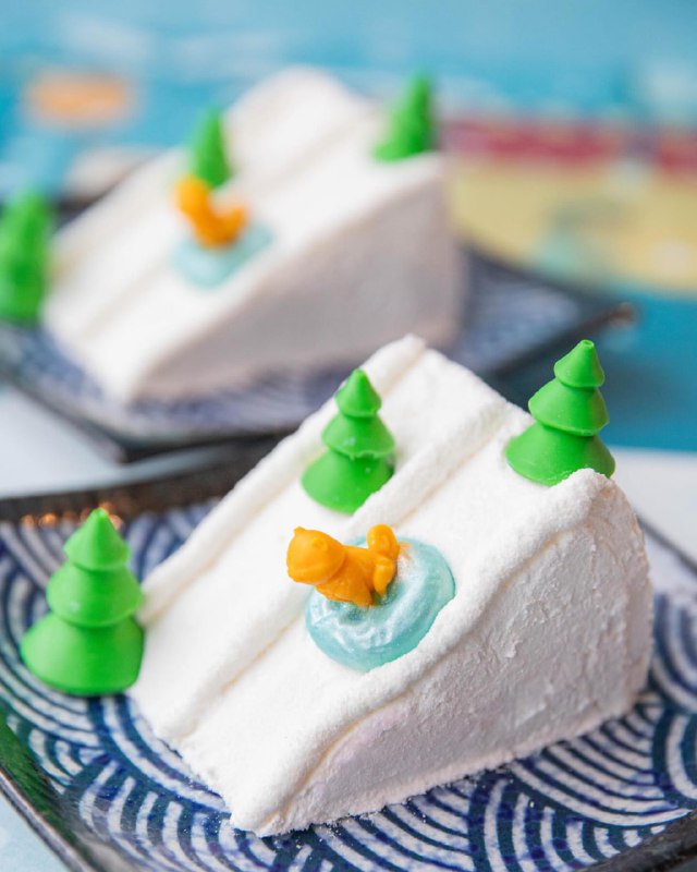 Милота: в новогоднем меню кафе Jpan есть шоколадная сиба-ину, которая скачет от блюда к блюду: она з