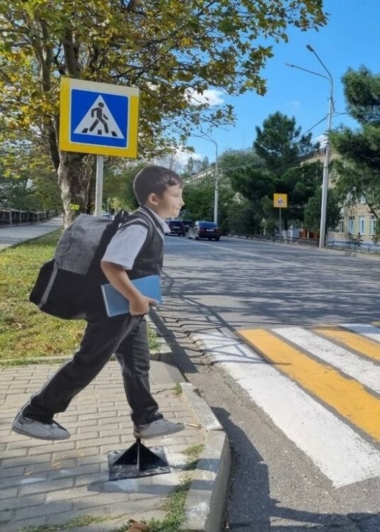 Макеты шагающих перед пешеходным переходом школьнико?...