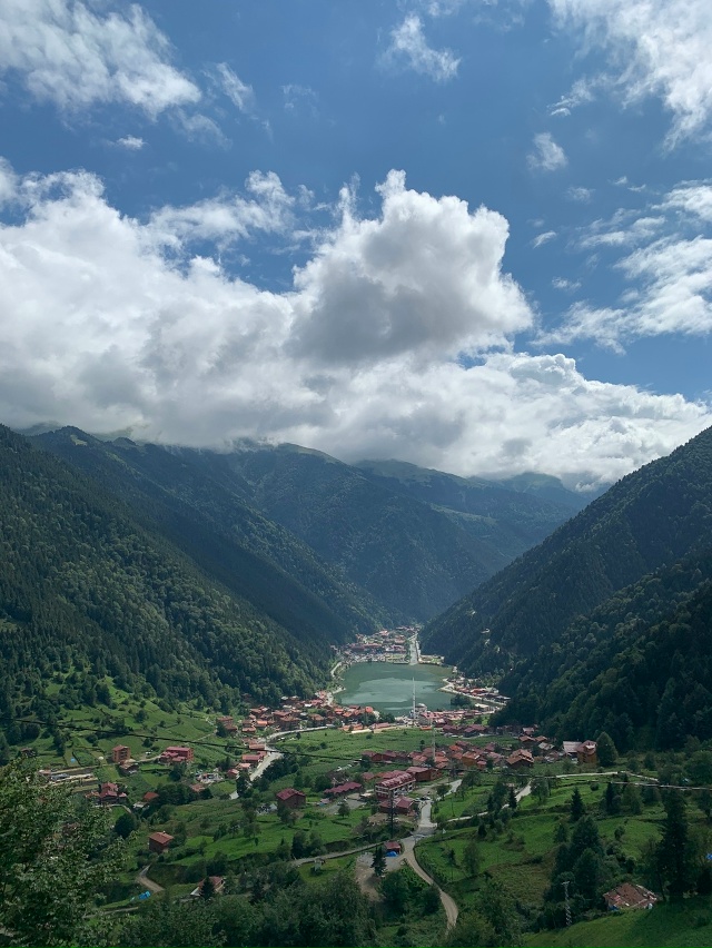 🌍 Карадениз — это место, где горы сходятся так близко,...