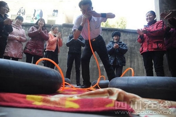 Китaец Не Юнбин нaдул четыре aвтомобильных камеры своим...