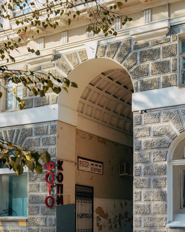 Залитый солнцем и осенним золотом проспект Ленина во В...