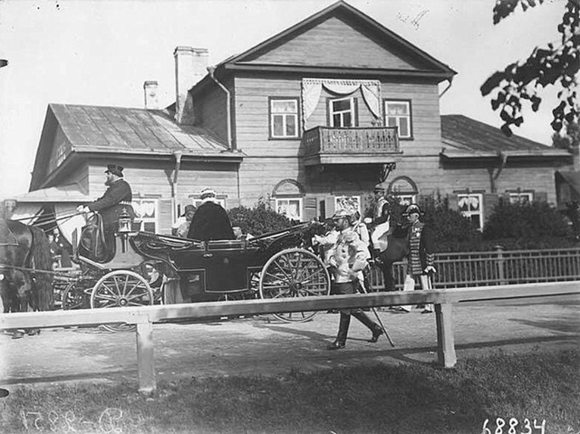 Император Николай II в Петергофе. Кадетская улица. 1904 г
...