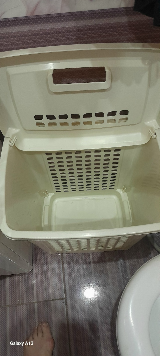 Отдам за шоколадку, корзину для белья.