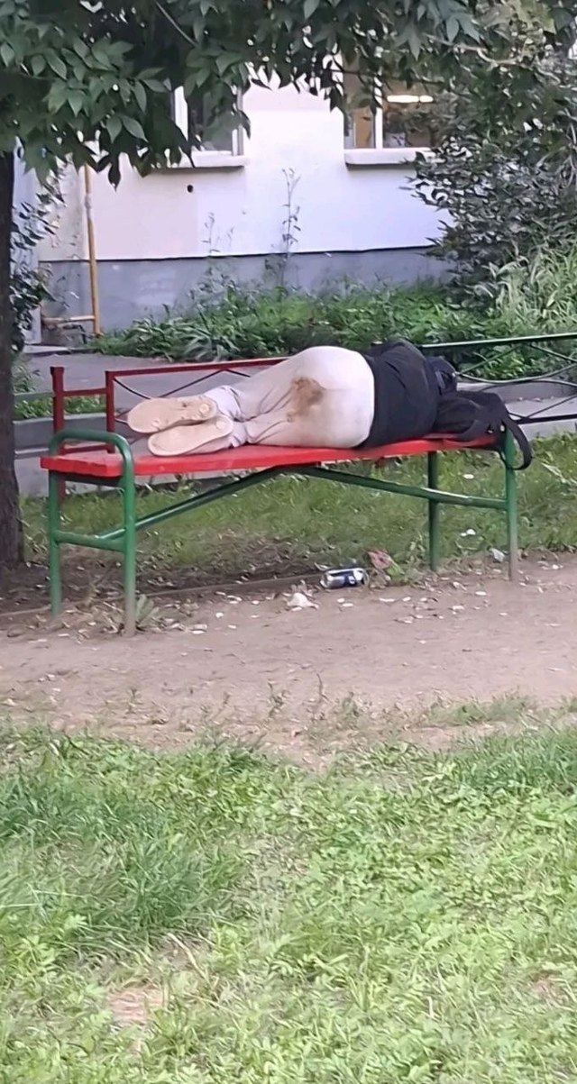 Понедельник - день тяжёлый, уже с самого утра...
Мужику к...