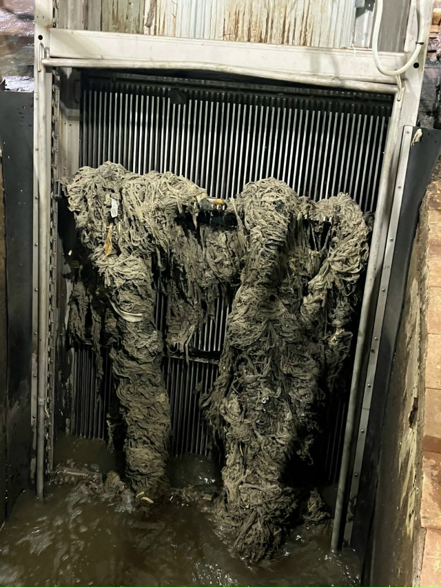 В Самаре из канализации достали почти 500 кг мусора, кот?...