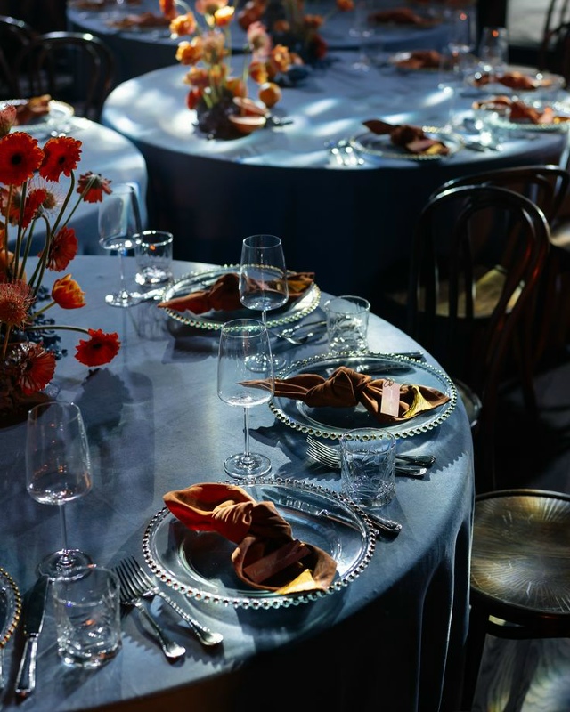 Яркий декор в свете софитов 💫
#декор@podslushanosvadba
#сервир...