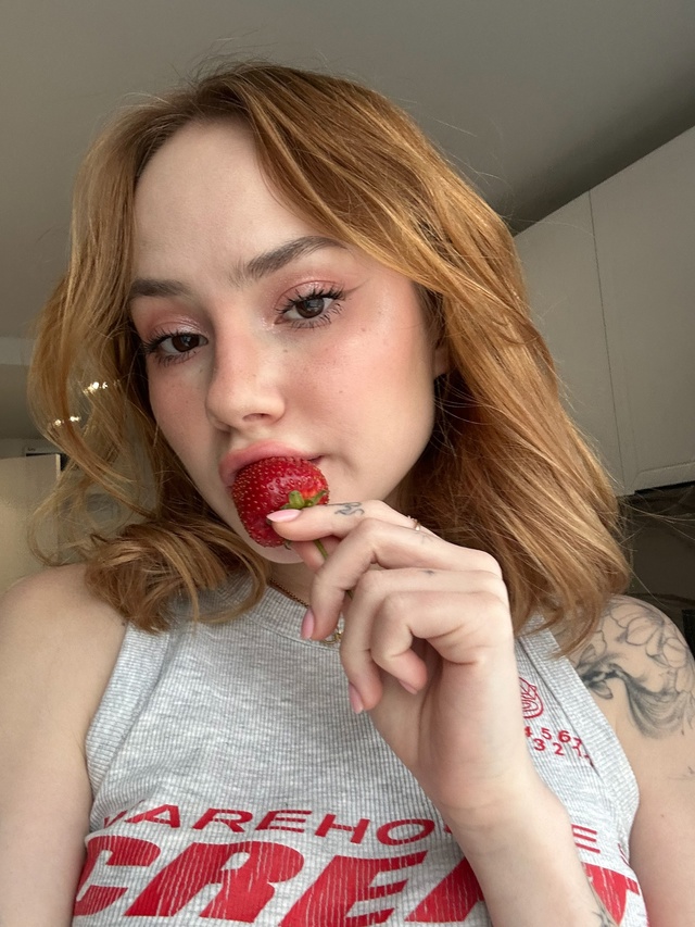 Сейчас буду готовить клубнику в шоколаде ?