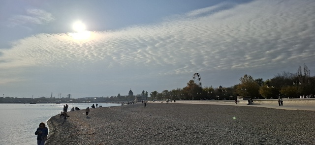 В Евпатории сегодня тепло и нет ветра, много людей вышл...
