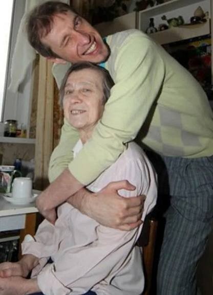 57-летний сыночка-корзиночка Сергей Соседов🤷‍♀️
Муз...