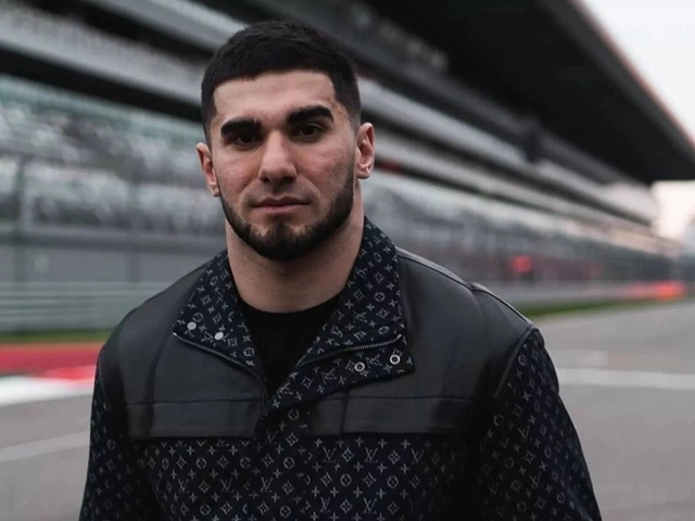 🤡 Блогер Асхаб Тамаев ударил зумера в Москве за то, чт?...