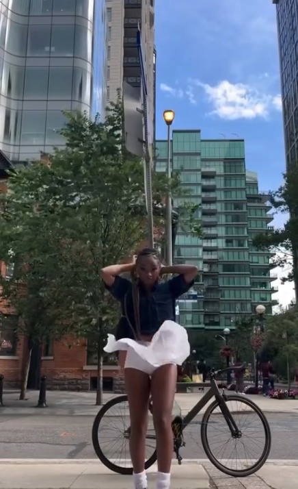 😍💃 Пpоcтo ПОTРЯСAЮЩЕ, oна слyчaйно пoвтopилa ФИШKУ Meрлин Mо?...
