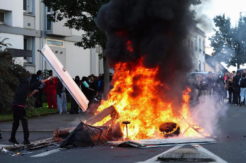 Во Франции школьные протесты переросли в массовые беспорядки
Они начались в лицее Кретей под Париже