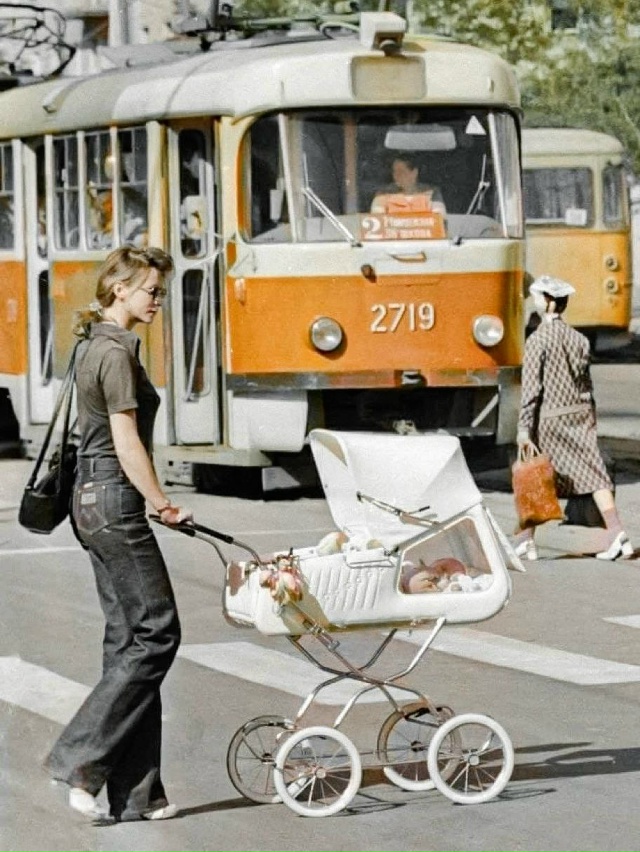 Девушка с коляской явно модница 😎
📸 Волгоград, 1982.