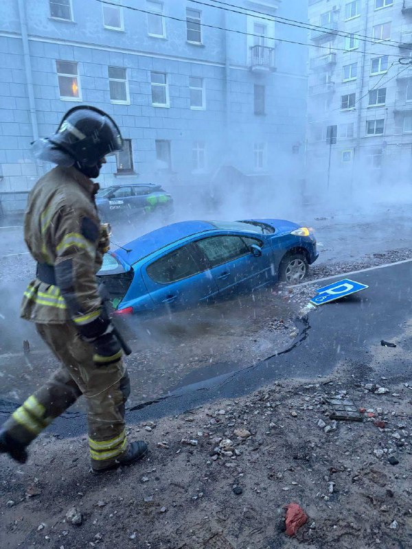 В Питер автомобиль ушёл под землю из-за прорыва трубы с горячей водой.
На перекрестке 5-й Советско
