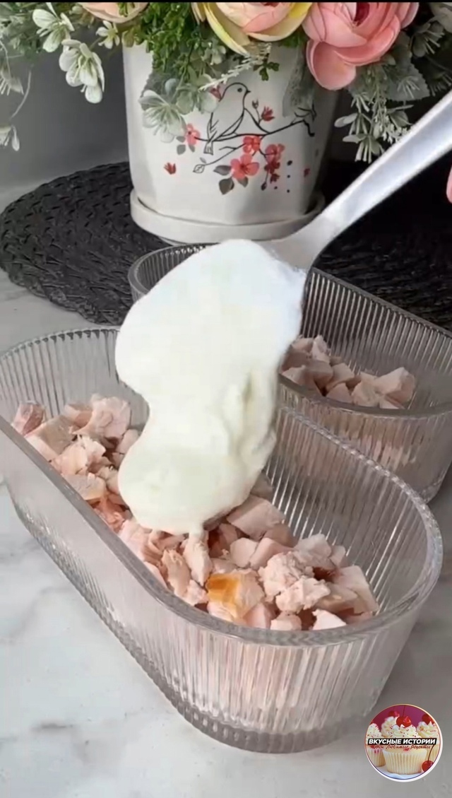 Потрясающий праздничный салат с копчёной курицей и гр?...