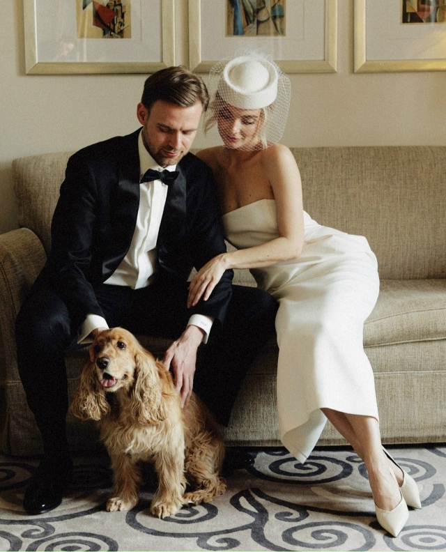 Элегантный образ невесты 👰
А эта шляпка – настоящая ?...