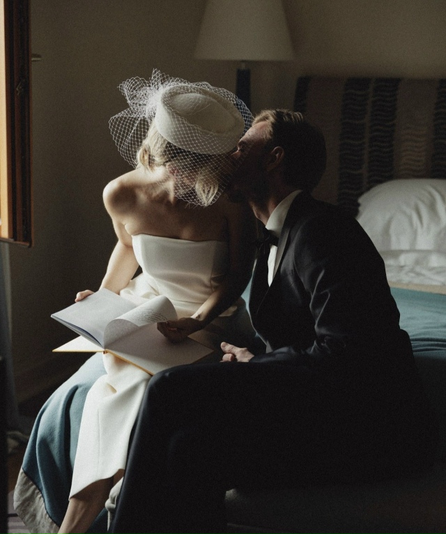 Элегантный образ невесты 👰
А эта шляпка – настоящая ?...