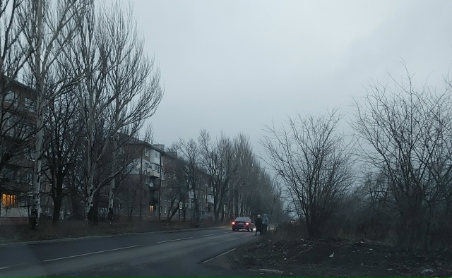 Есть тротуар, но вечером, интереснее гулять по проезже?...