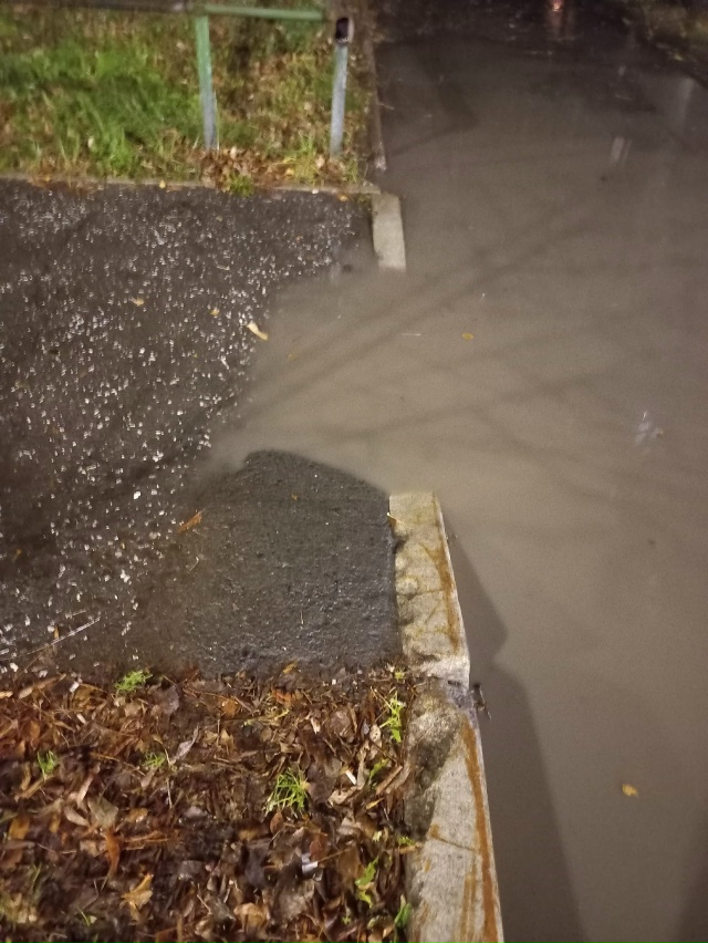 Вот такая красота на ул.Луначарского на въезде во двор ...