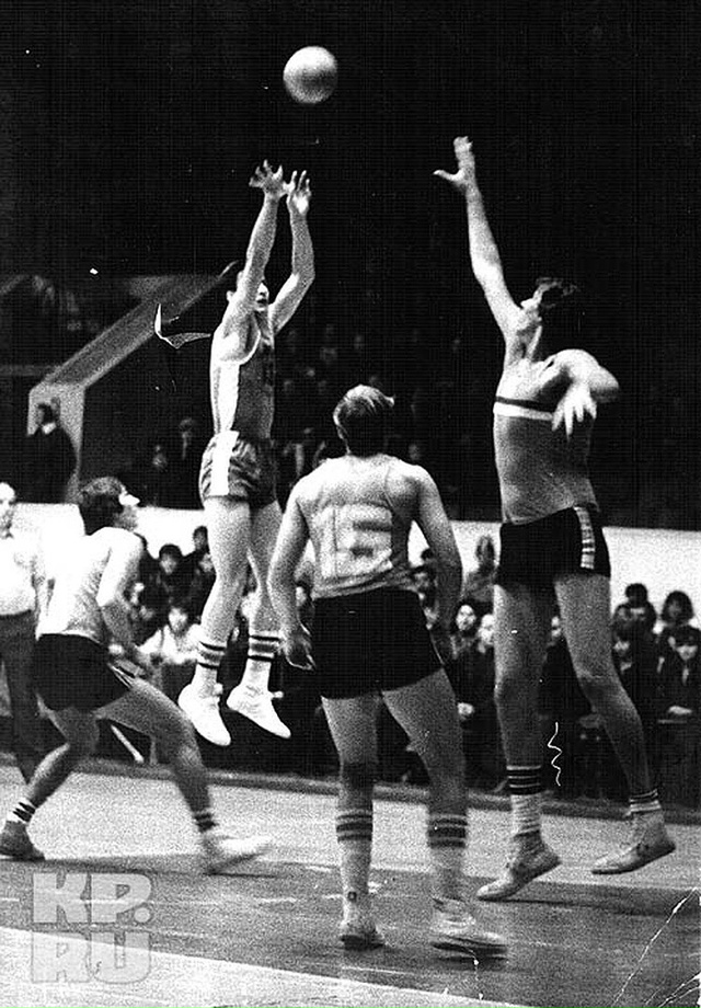 За всю историю, самым высоким баскетболистом в мире бы?...