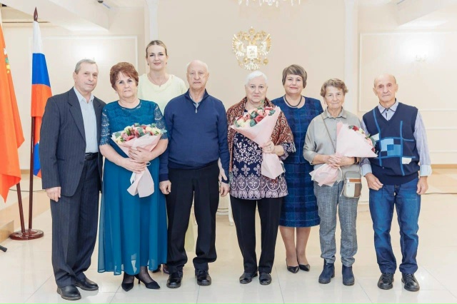 В ЗАГСе Орехово-Зуева поздравили супружеские пары, кот...