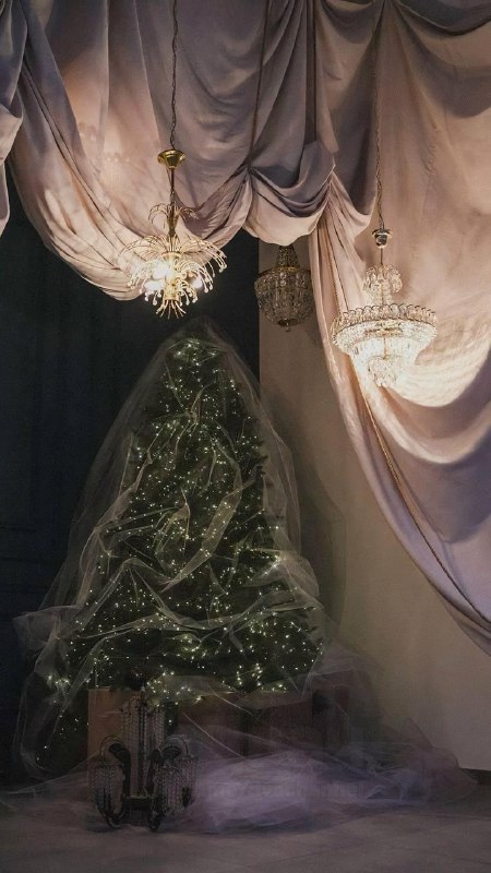 В соцсетях хайпят ёлки в… свадебной фате
Ёлку украшают как обычно, но сверху вместо мишуры накрываю