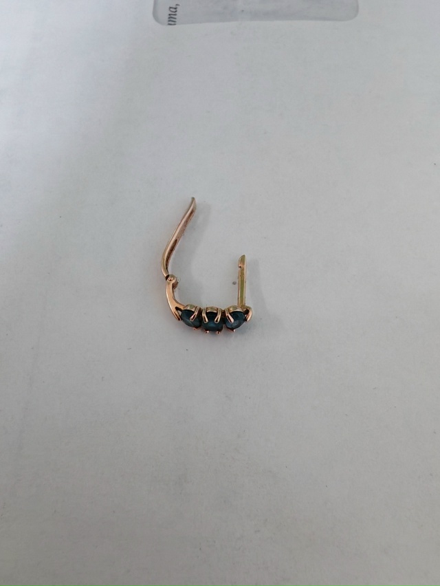 Здравствуйте. Найдена золотая серёжка с тремя камнями....