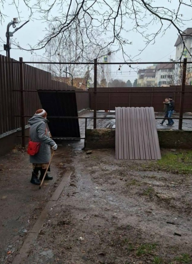 Сначала парковку забрали, а сейчас забор поставили и п?...