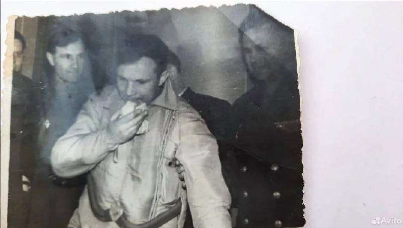 В Кузбассе продают фотографию с Гагариным за 10 миллионов рублей.
Продавец утверждает, что снимок