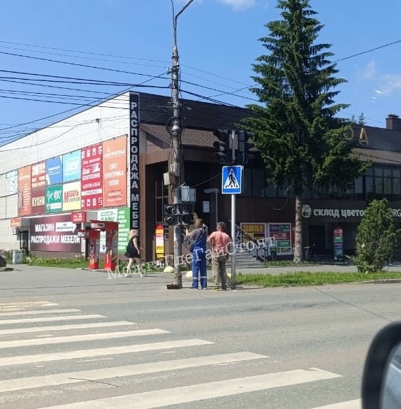 ⚡️⚡️ Чинят светофор в центре
Сейчас работает с переб...