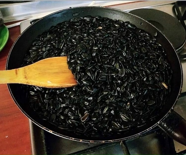 А согласны ли вы, что самые вкусные семки были собствен...