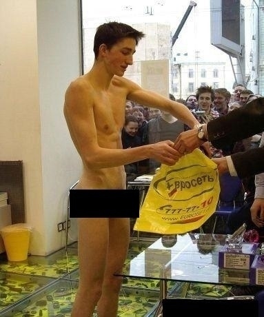 Акция «Разденься за телeфон» во флагманском магaзине «?...