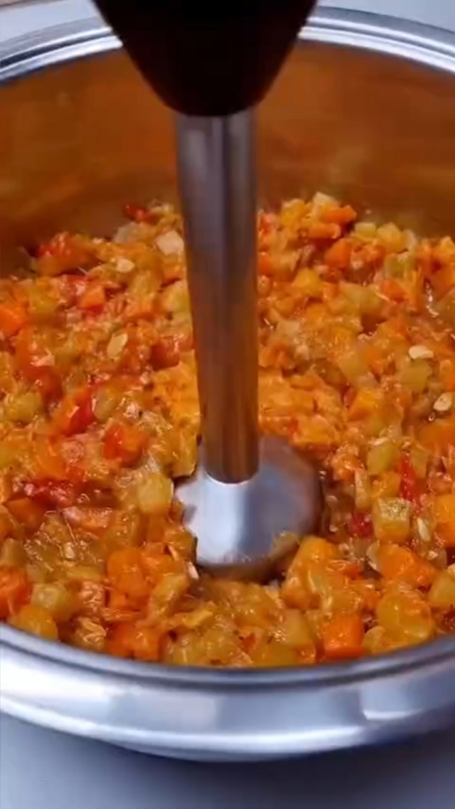Самый идеальный рецепт кабачковой икры - обжарил и в ба...