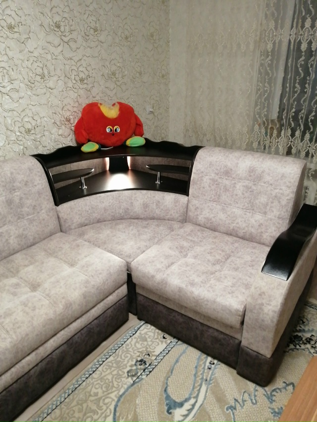 Продаётся угловой диван состояние идеал цена 25к,стира?...