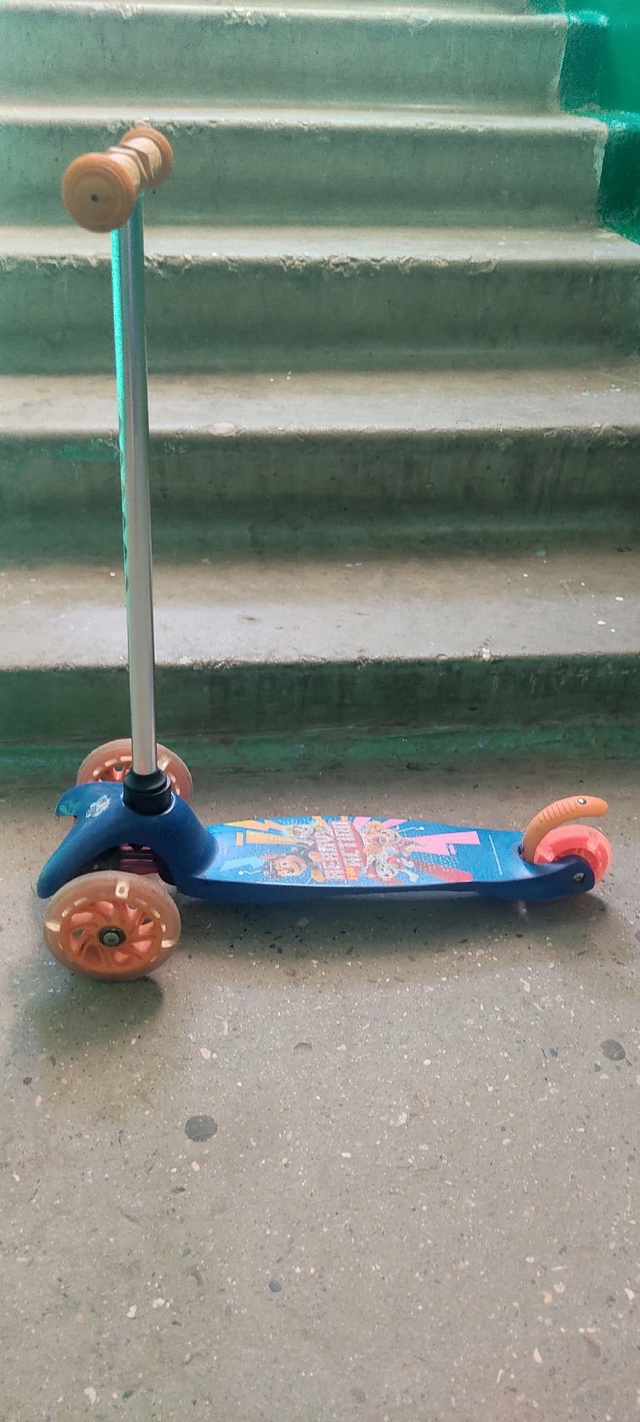 Отдам за шоколадку самокат в хорошем состоянии!