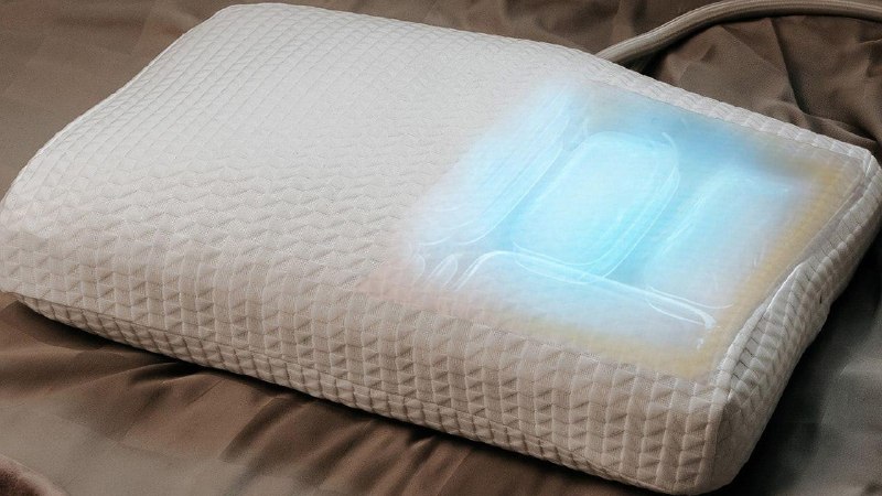 Японцы выпустили умную подушку Mirakuru Pillow, которая всю ночь сама двигает голову, чтобы утром ше