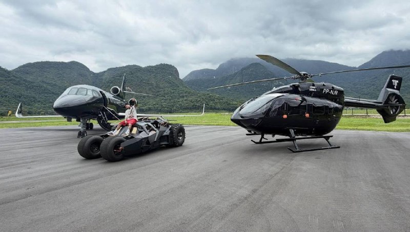 Бразильский футболист Неймар показал свою коллекцию техники — в неё входят самолёт, вертолёт и бэтмо